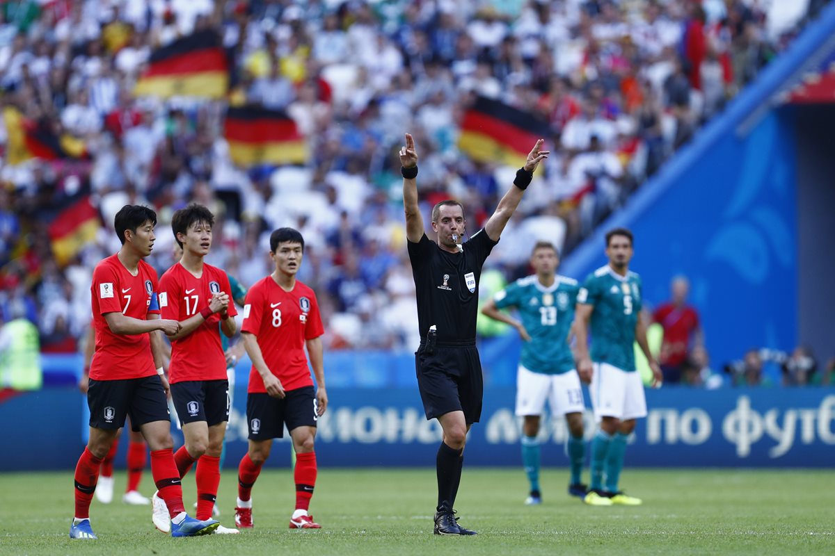 El VAR convalidó el primer gol de los coreanos que consiguen una victoria histórica. (Foto Prensa Libre: AFP)