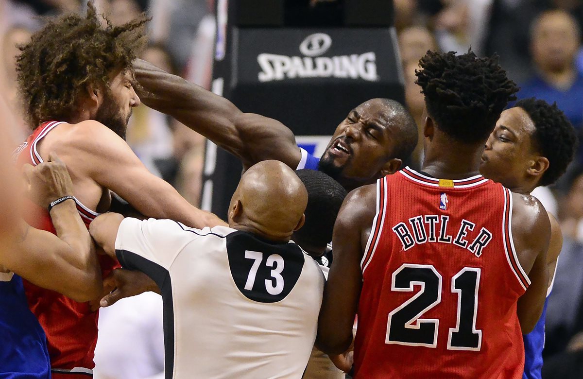 Serge Ibaka de Toronto Raptors (centro) tuvo una escena violenta con Robín López de Chicago Bulls el martes pasado. (Foto Prensa Libre: AP)