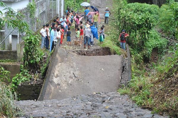 Destrucción de puente   en río Oxona dejará sin paso a unas 150 familias.