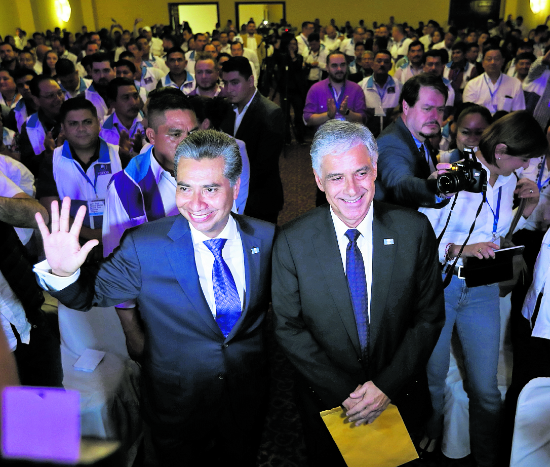 Fredy Cabrera (izquierda) y Ricardo Sagastume (derecha) son proclamados como presidente y vicepresidente respectivamente, durante asamblea Nacional del partido político TODOS, actividad que se llevó a cabo en el Hotel Conquistador. (Foto Prensa Libre: Hemeroteca PL)