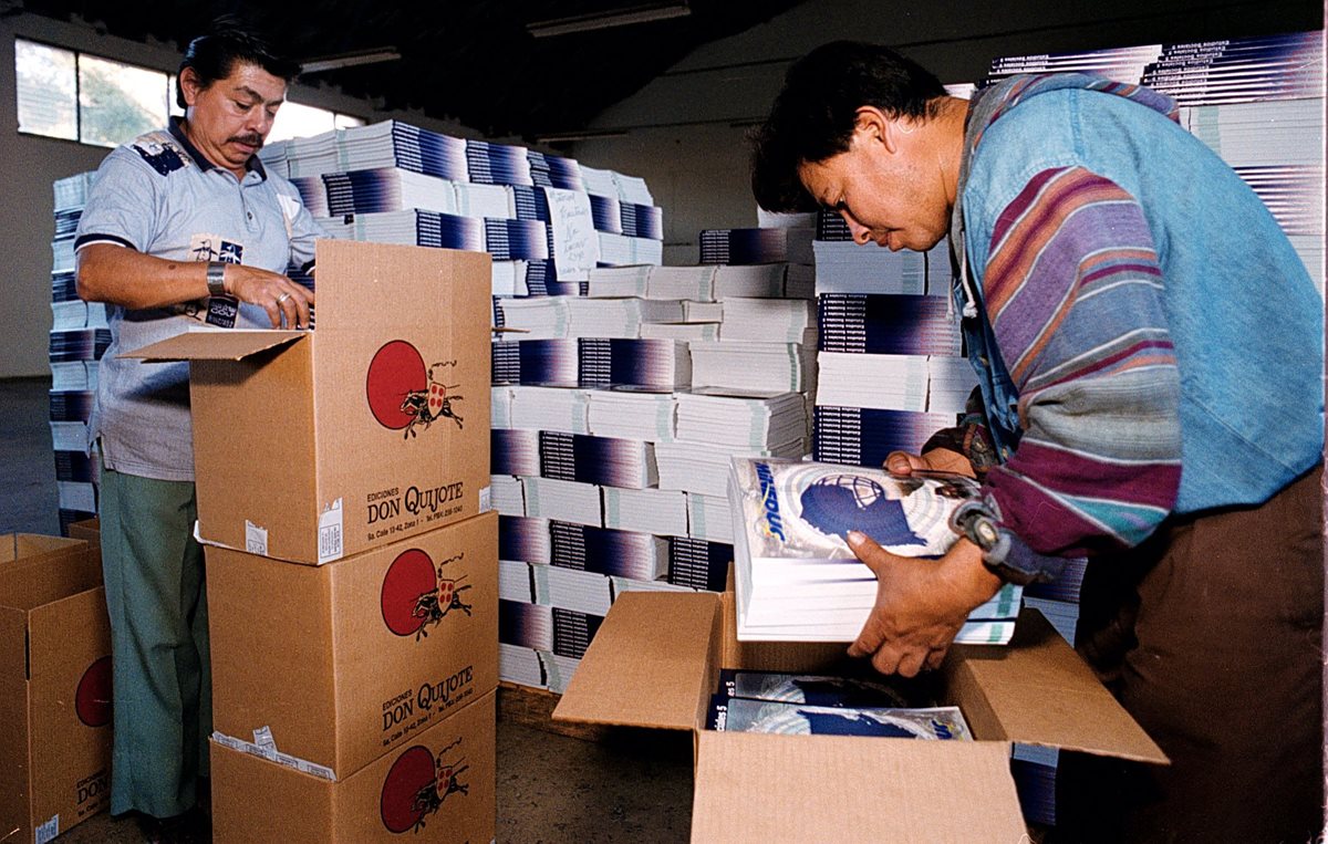 Libros que fueron distribuidos en diferentes partes del país en octubre del 2015. (Foto Prensa Libre: Hemeroteca PL)