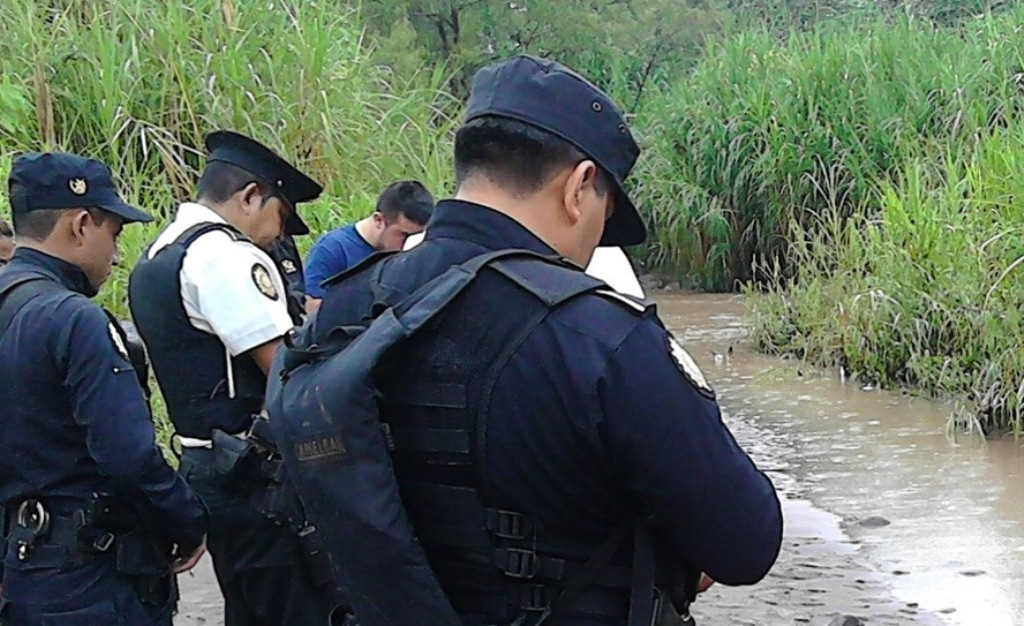 Investigadores inspeccionan el lugar donde fue localizado el cadáver de un bebé, en Barberena, Santa Rosa. (Foto Prensa Libre: Oswaldo Cardona)