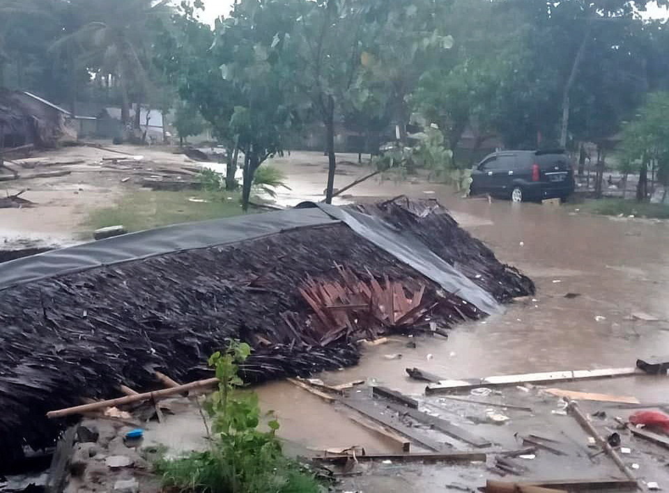 En esta fotografía se observa una casa en ruinas, después del impacto del tsunami en Sunda, Baten, Indonesia.