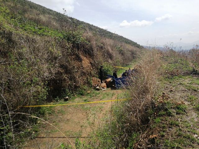 Mujer con señales de violencia encontrada en un camino rural cerca de la colonia Valles del Norte, zona 18. (Foto Prensa Libre: Estuardo Paredes)