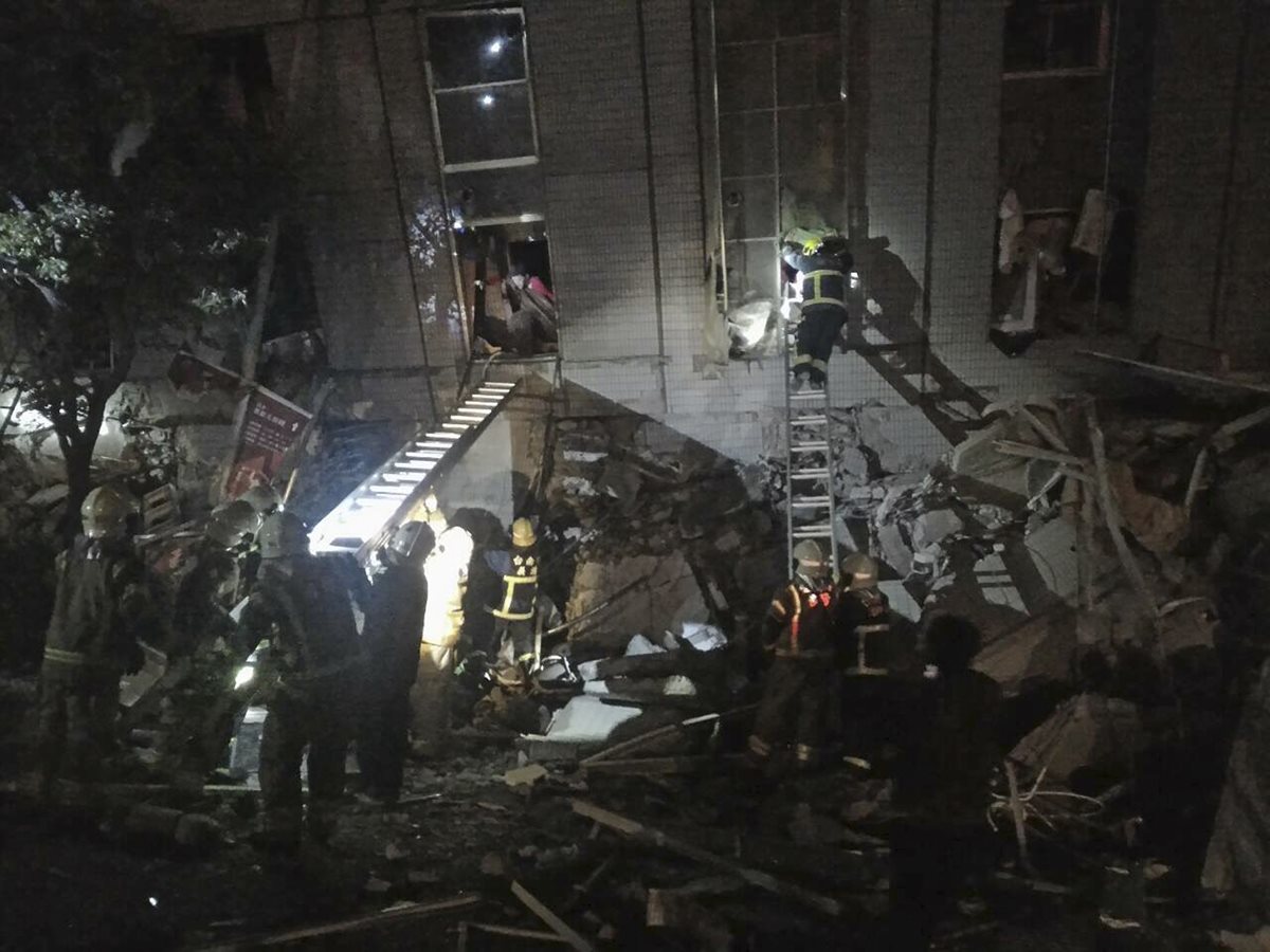 Rescatistas trabajan en una de las áreas afectadas por el terremoto. (Foto Prensa Libre: AP).