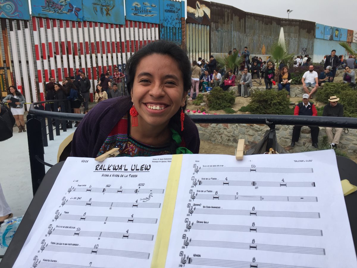 Sara Curruchich participó con su arte en un concierto fronterizo contra la política inmigrante de Donald Trump. (Foto Prensa Libre, cortesía de Sara Curruchich)