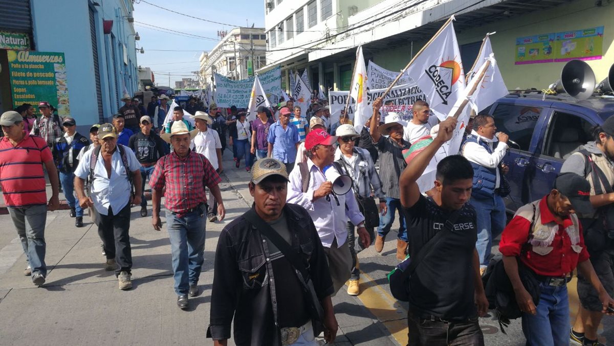 Integrantes de Codeca  marchan por las calles de la capital, en rechazo a las decisiones tomadas por el presidente Jimmy Morales, que exige la salida del país del comisionado de la Cicig, Iván Velásquez. (Foto Prensa Libre: Érick Ávila)