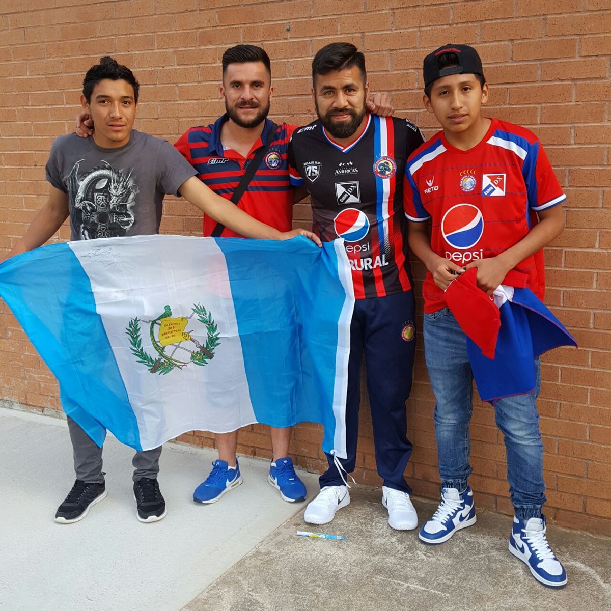 Aficionados comparten con los jugadores del Xelajú MC en la gira que realizaron por Estados Unidos. (Foto Prensa Libre: Giovanni Calderón)