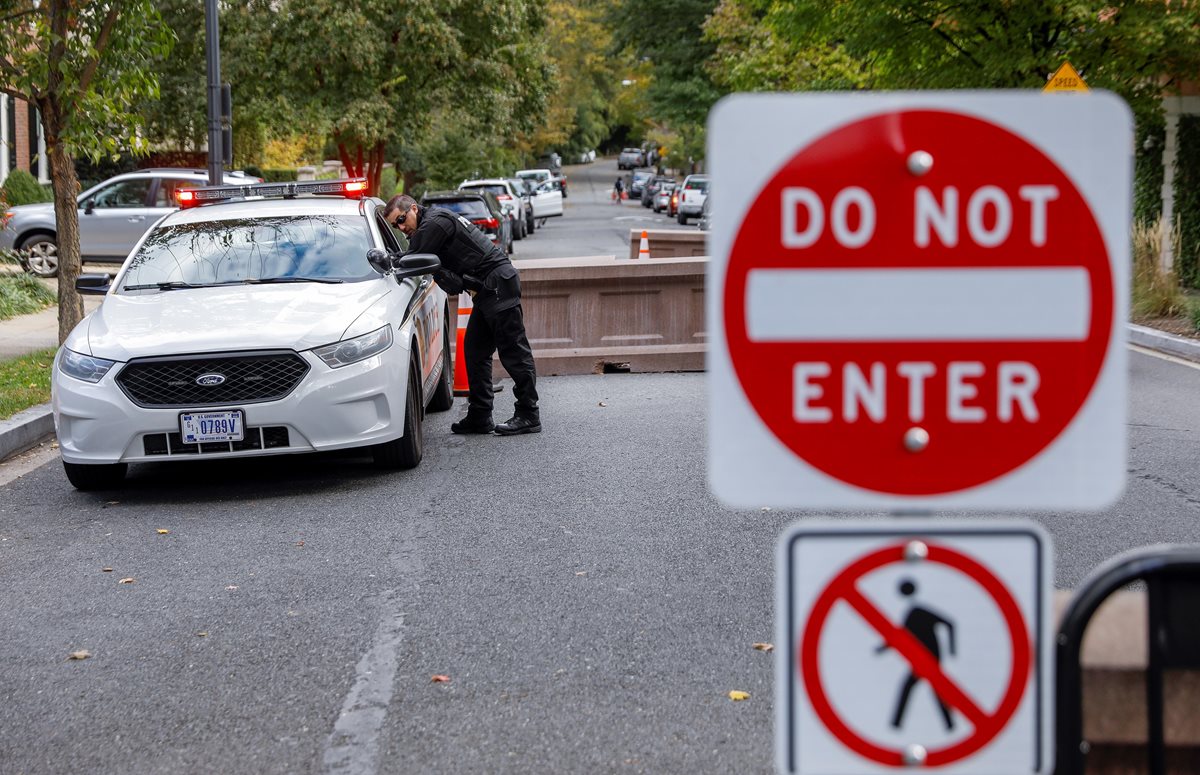 Un vehículo policial patrulla cerca de la residencia del expresidente Barack Obama en Washington, luego de la presencia de paquetes sospechosos. (Foto Prensa Libre: EFE)