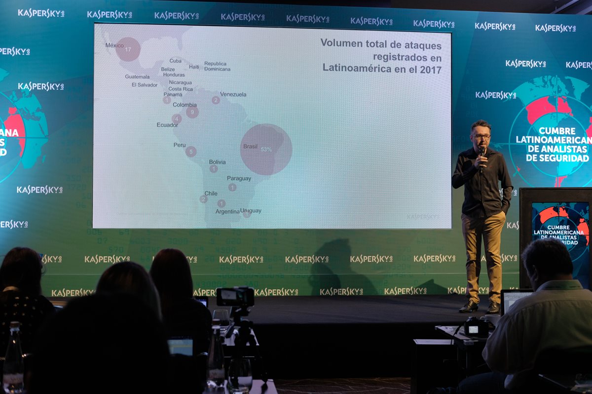 Fabio Assolini, analista de Kaspersky Lab, durante la presentación de riesgos cibernéticos en la región, durante la séptima Cumbre Latinoamericana de Analistas de Seguridad. (Foto Prensa Libre: J. Ochoa).