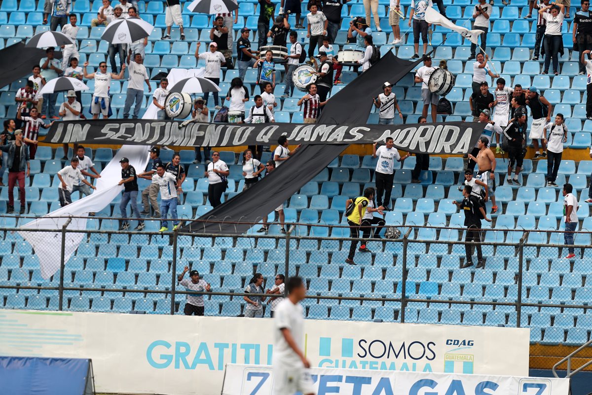 La afición crema celebró la victoria de su equipo. (Foto Prensa Libre: Carlos Vicente)