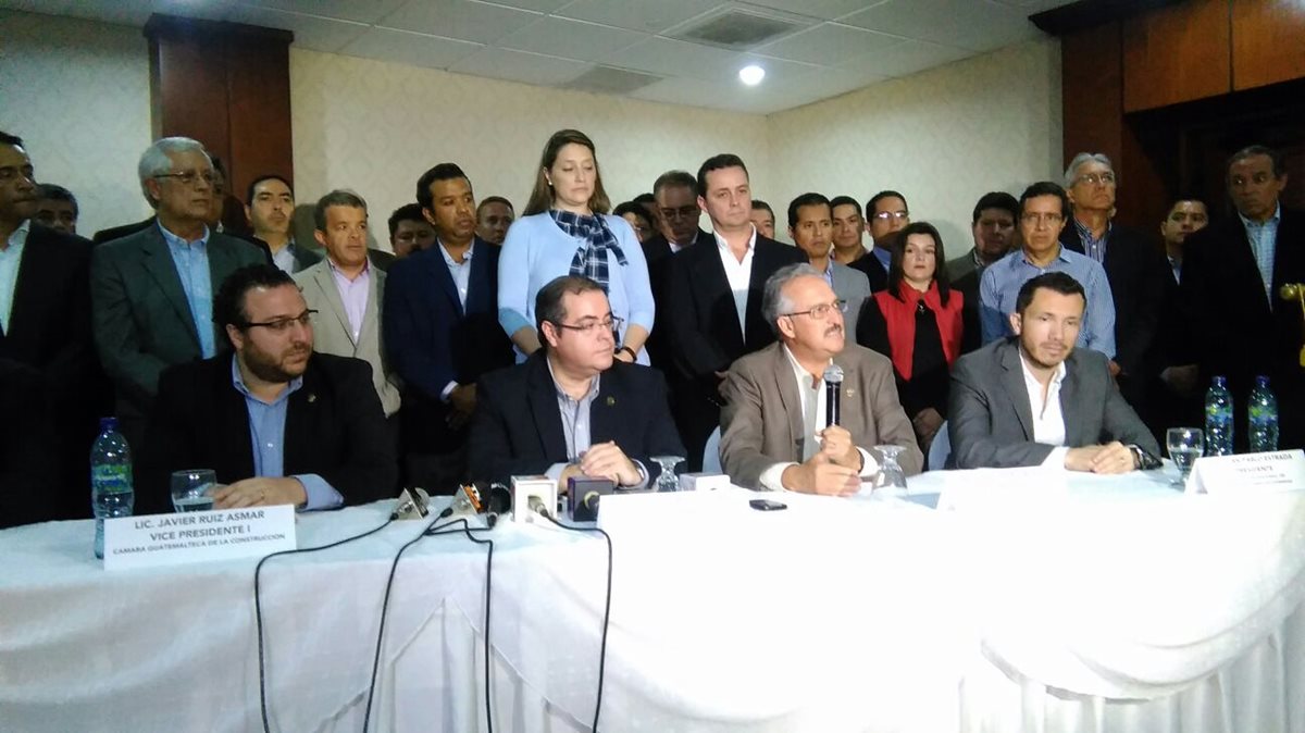 Integrantes de la CGC protestaron por la tardanza en trámites de construcción. (Foto Prensa Libre: Byron Dardón)