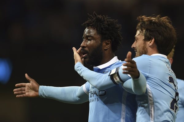 Wilfried Bony (i) celebra su anotación con el Manchester City en el duelo ante el Hull City (Foto Prensa Libre: AFP)