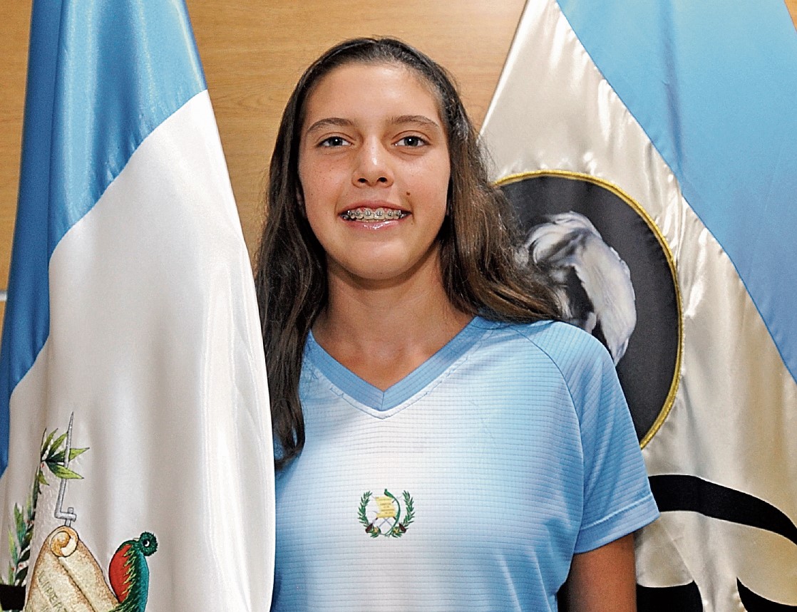 La tenista juvenil guatemalteca Gabriela Rivera, coparece durante la conferencia en la cual los organizadores presentan hoy martes 6-6-2017, la 26 ediciÃ³n de la Copa Mundo Maya de tenis, la cual se llevarÃ¡ a cabo a partir de la prÃ³xima semana en el Club AlemÃ¡n. (Foto Prensa Libre: Francisco SÃ¡nchez).