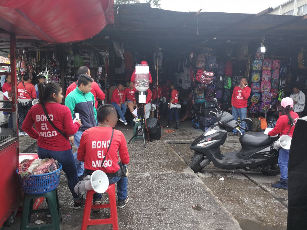 Los sorteos son rápidos, luego se anuncia el número ganador con megáfono y con hojas de papel que se colocan en postes. (Foto Prensa Libre).