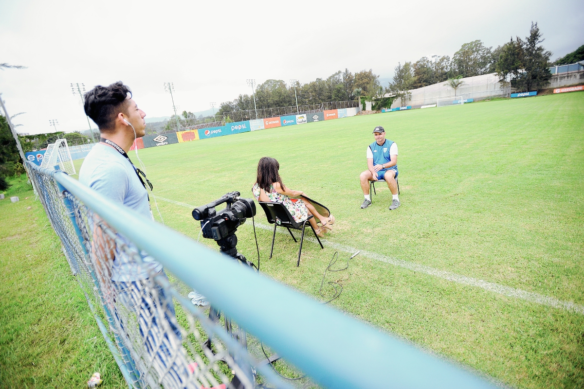 Cristina Romero y su camarógrafo Jorge Guerrero entrevistan al técnico de la Selección Nacional Iván Sopegno en el Proyecto Gol. (Foto Prensa Libre: Francisco Sánchez)