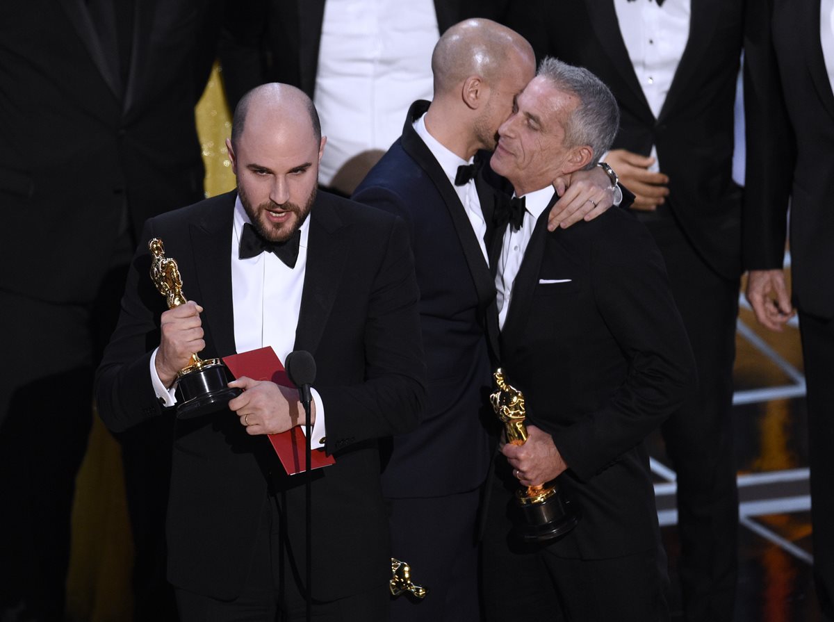 Jordan Horowitz, izquierda, acepta erróneamente el premio a mejor película en los Óscar. Minutos después se determina que la verdadera ganadora es "Moonlight" (Foto Prensa Libre: Chris Pizzello/AP).