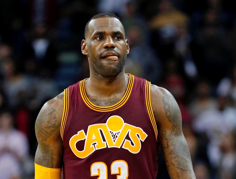 LeBron James es uno de los jugadores más importantes para los patrocinadores, por eso Nike confía en la estrella de Cleveland. (Foto Prensa Libre: AP)