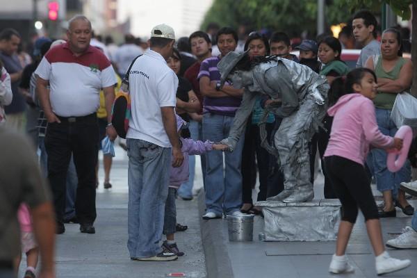 NUNCA FALTAN los curiosos.