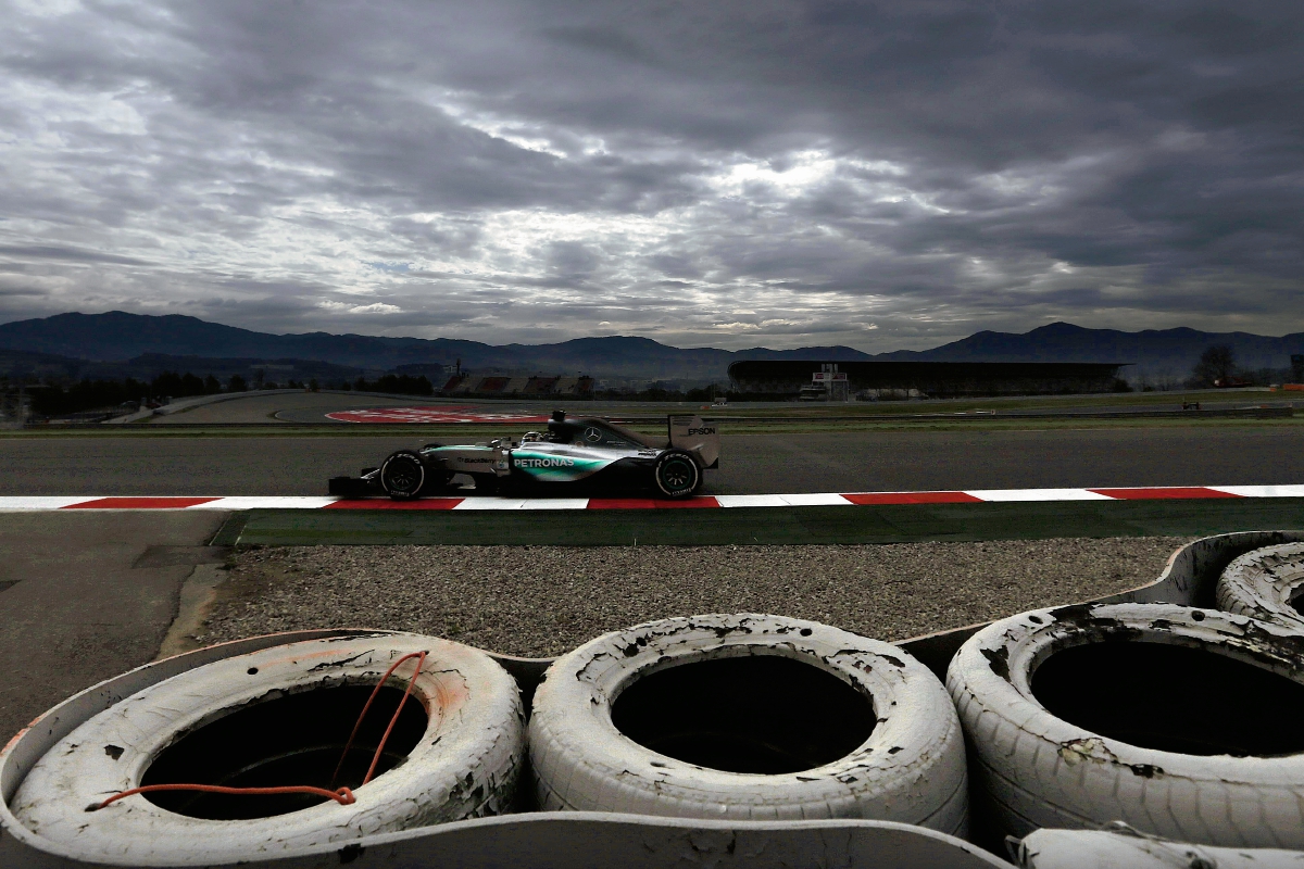 Lewis Hamilton (Mercedes) logró el mejor tiempo provisional de la primera jornada de ensayos de la última tanda de entrenamientos. (Foto Prensa Libre: EFE)