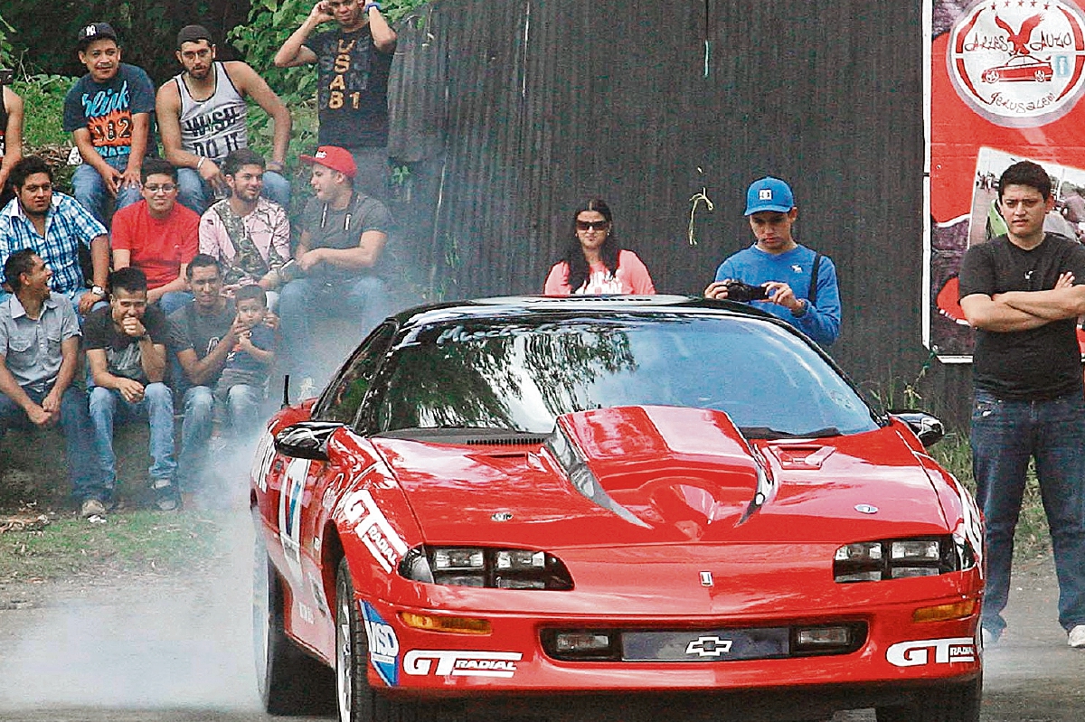 Jorge Eduardo Beltranena con su Camaro, superó a su padre —Jorge Ignacio— y ganó en la Muscle Car. (Foto Prensa Libre: Cortesía César Pérez)