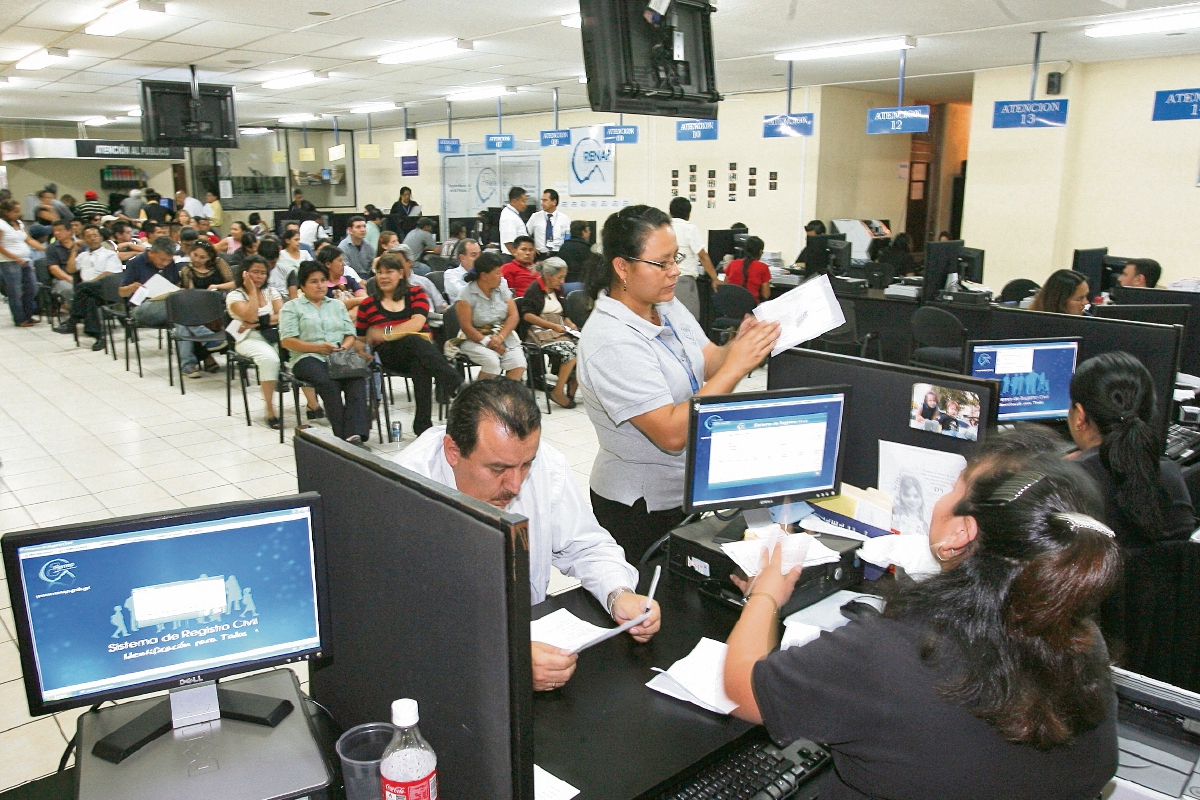 El contrato con Easy Marketing para emitir documentos personales de identificación está por finalizar. El Renap toma el control y requiere insumos. (Foto Prensa Libre: Hemeroteca PL)