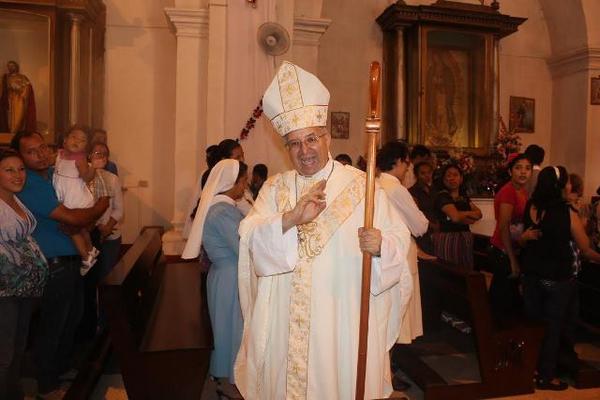 Monseñor Víctor Hugo Palma saluda a los fieles luego de la misa. (Foto Prensa Libre: Melvin Sandoval)