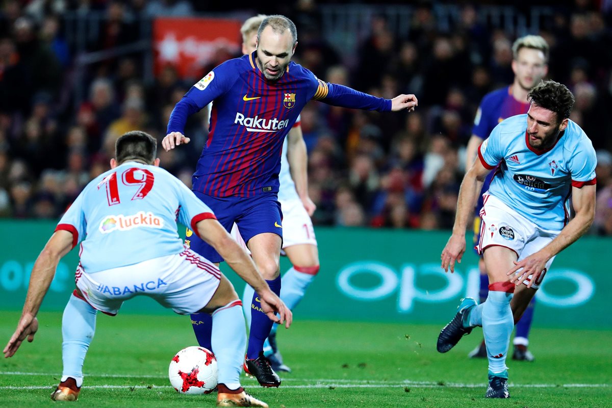 El centrocampista del Barcelona Andrés Iniesta ante los jugadores del Celta Sergio Gómez (d) y Jonny , en partido de Copa del Rey en el que el Barcelona cayó derrotado. (Foto Prensa Libre: EFE)