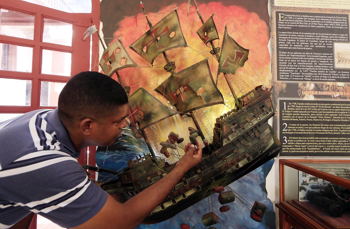 Un turista observa una réplica del Galeón San José luego de que el presidente de Colombia, Juan Manuel Santos, anunciara en una rueda de prensa en Cartagena el hallazgo del galeón en el caribe colombiano. (Foto Prensa Libre: EFE).