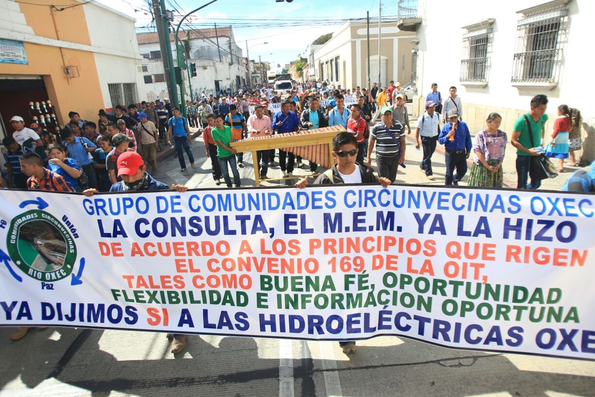 Pobladores de Alta Verapaz Protestan en la Corte de Constitucionalidad para pedir que rechacen las acciones contra la hidroeléctrica Oxec. (Foto Prensa Libre: Esbin García)