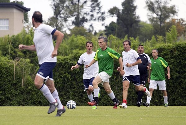 Mauricio Macri (c) se relajó jugando al futbol, antes de conocer los resultados oficiales de ayer en las elecciones presidenciales de Argentina (Foto Prensa Libre: AFP)