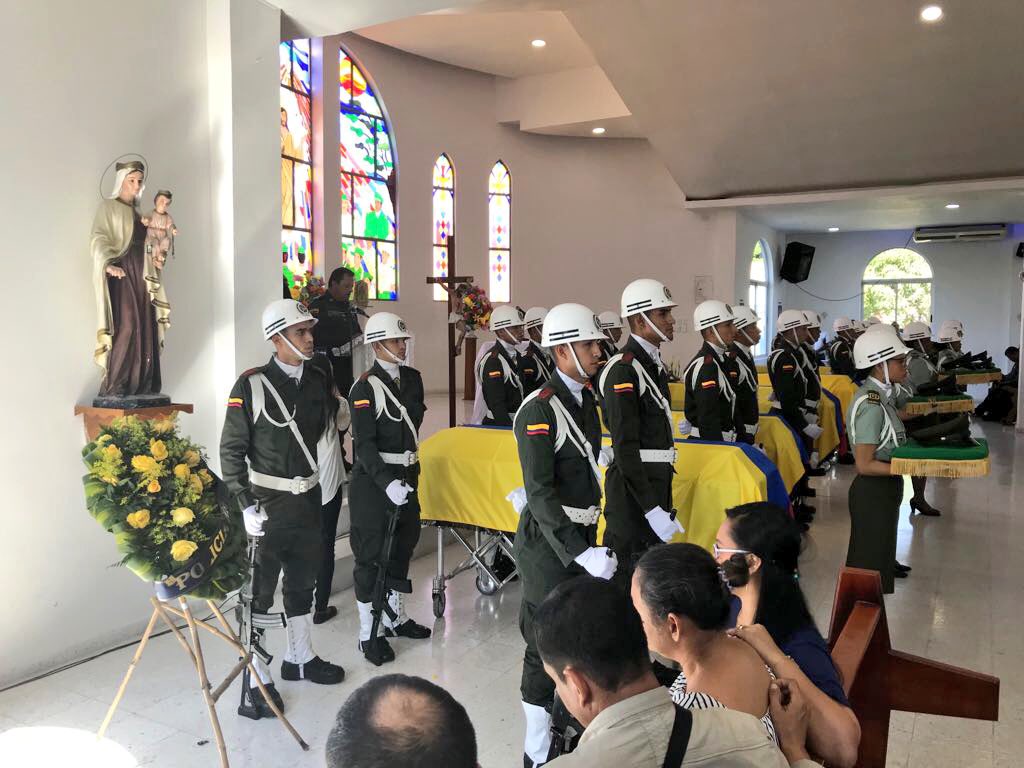 Algunos de los agentes caídos en Colombia reciben honras fúnebres. (Foto Prensa Libre: Twitter Jorge Nieto)