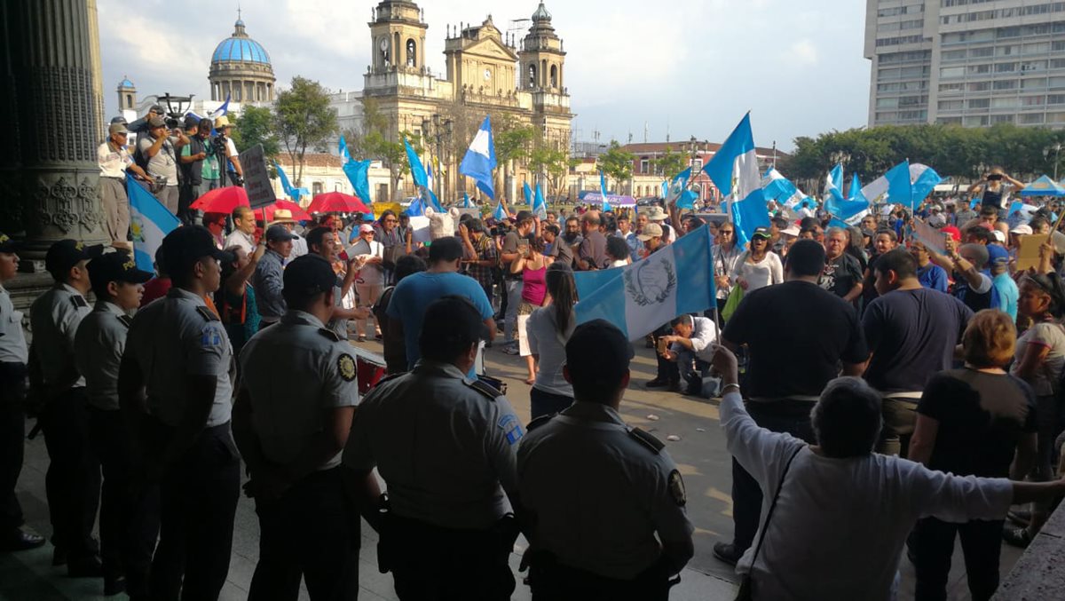 Un grupo de policías resguarda el Palacio Nacional de la Cultura, frente a la manifestación