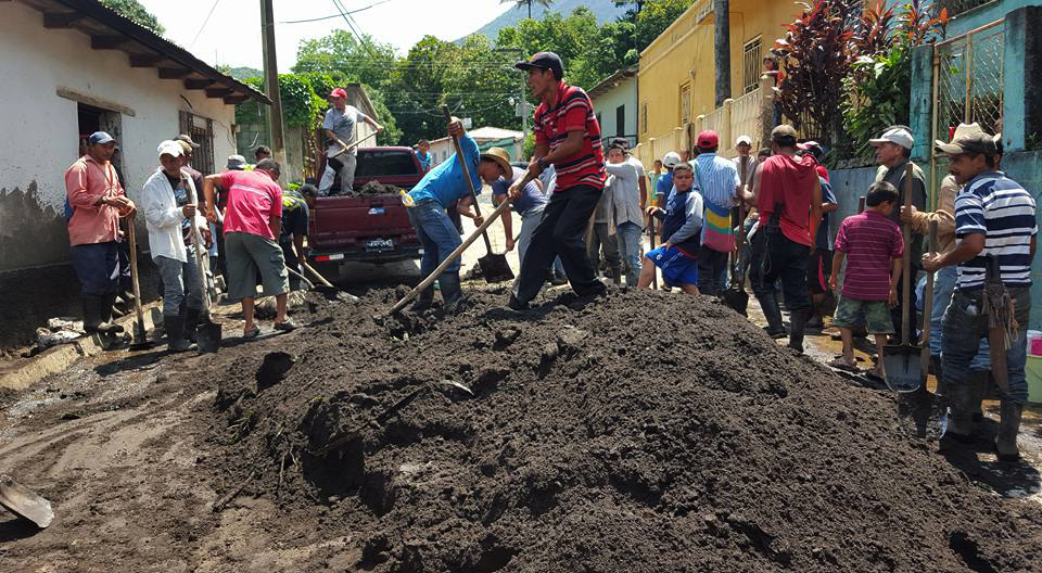 Varias viviendas resultaron con daños por la correntada de lodo en Jerez, Jutiapa. (Foto Prensa Libre: Óscar González)