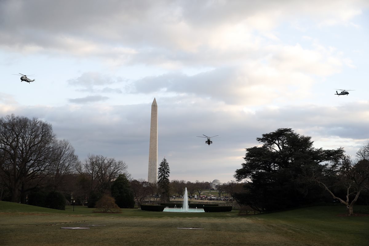 Helicópteros vigilan tras el regreso de Trump de su residencia en Mar-a-Lago, en Florida. (Foto Prensa Libre: AP)