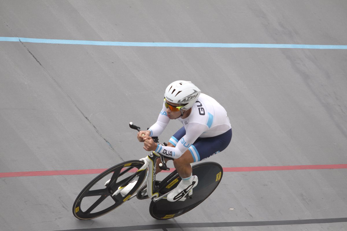 Manuel Rodas, durante la competencia que se disputó en el Velódromo de la zona 13. (Foto Prensa Libre: Jesús Cuque)