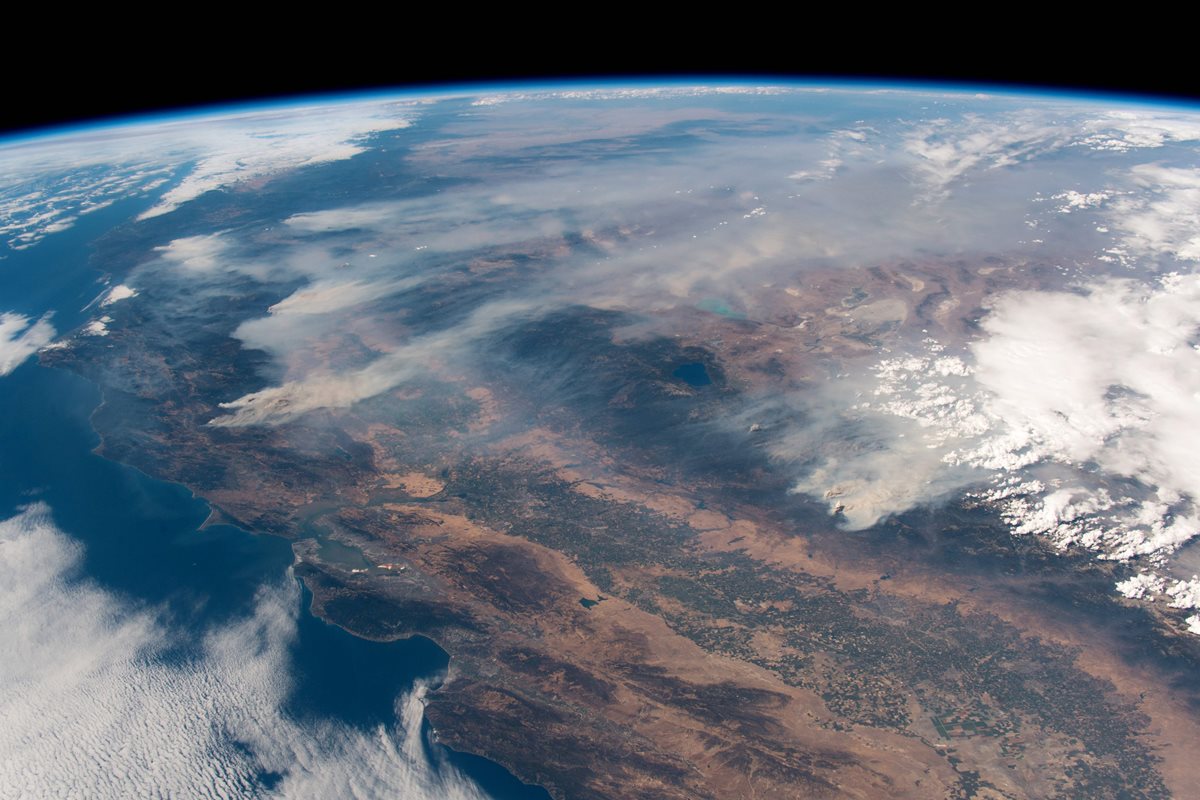 Fotografía tomada por el astronauta y geofísico alemán Alexander Gerst, que muestra incendios forestales en el estado de California, visto desde la Estación Espacial. (AFP)