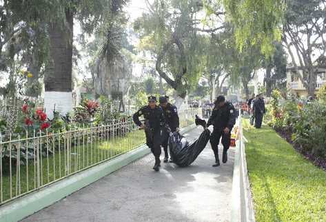 Policía  traslada   cadáver     hallado  en Chimaltenango.