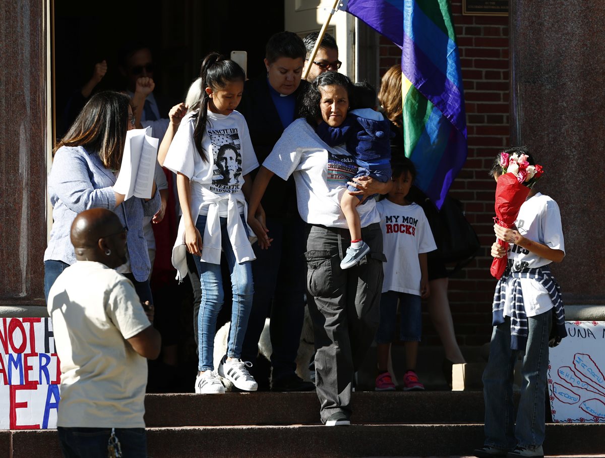 La indocumentada mexicana Jeanette Vizguerra abandona junto con sus hijos la iglesia en la que estaba refugiada en Denver. (Foto Prensa Libre: AP)