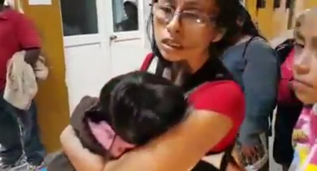 La madre de la niña Natahly Nahomi Lemus Juárez captada en el día que llegó a pedir ayuda al Hospital Roosevelt. (Foto Prensa Libre: captura del video)