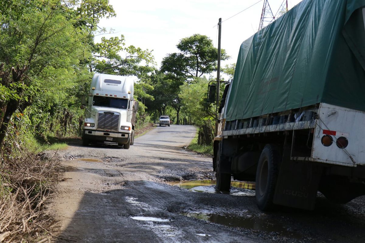 Una de las carreteras en Guatemala en la ruta a El Estor, Izabal, evidencia daños y dificultad para el tránsito de mercadería pesada. (Foto Prensa Libre: Hemeroteca PL)