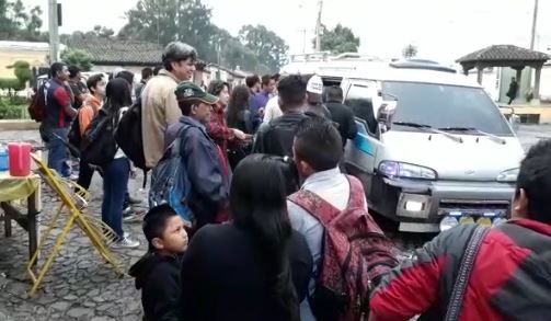 Usuarios esperan abordar una unidad alterna en una parada de buses por el paro del transporte. (Foto Prensa Libre: Renato Melgar)