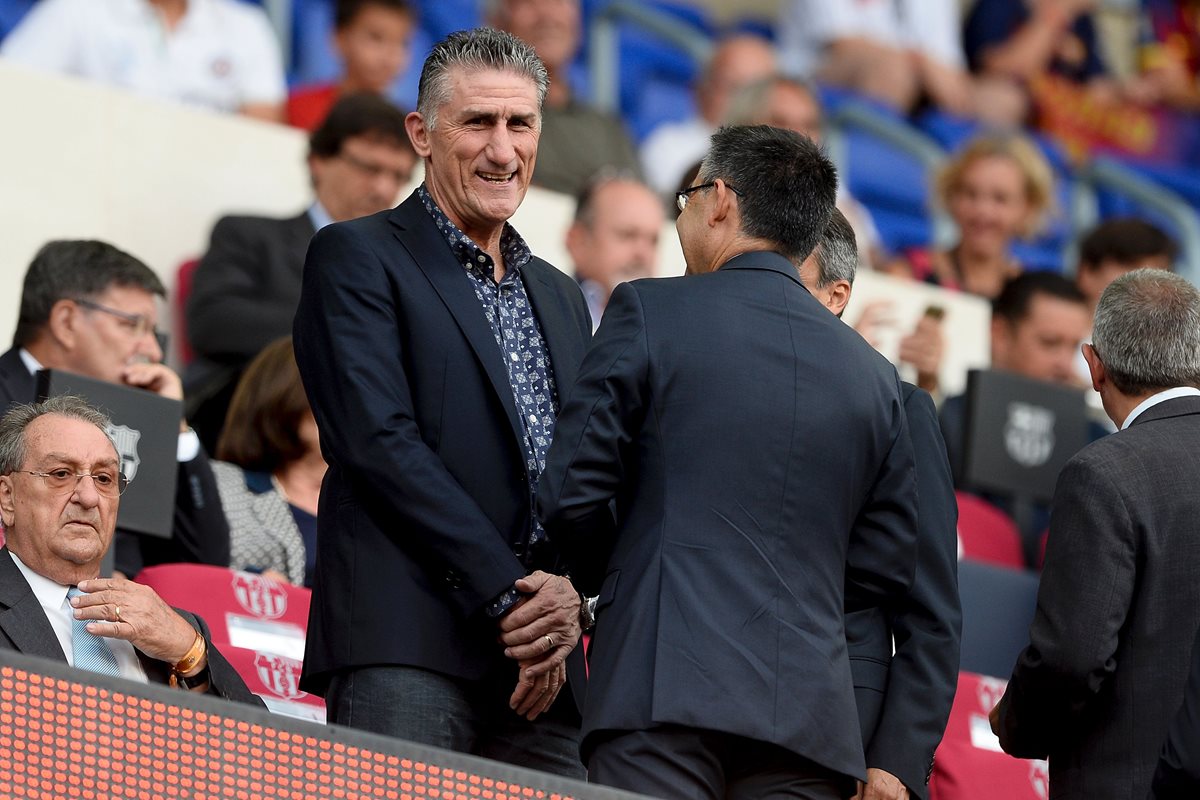 Edgardo Bauza (izquierda) habla con el presidente del FC Barcelona Josep Maria Bartomeu. (Foto Prensa Libre: AFP)