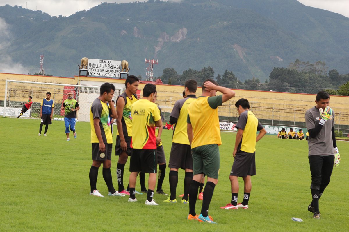 Los de Marquense se prepararon para enfrentar a Mictlán. (Foto Prensa Libre: Aroldo Marroquín)