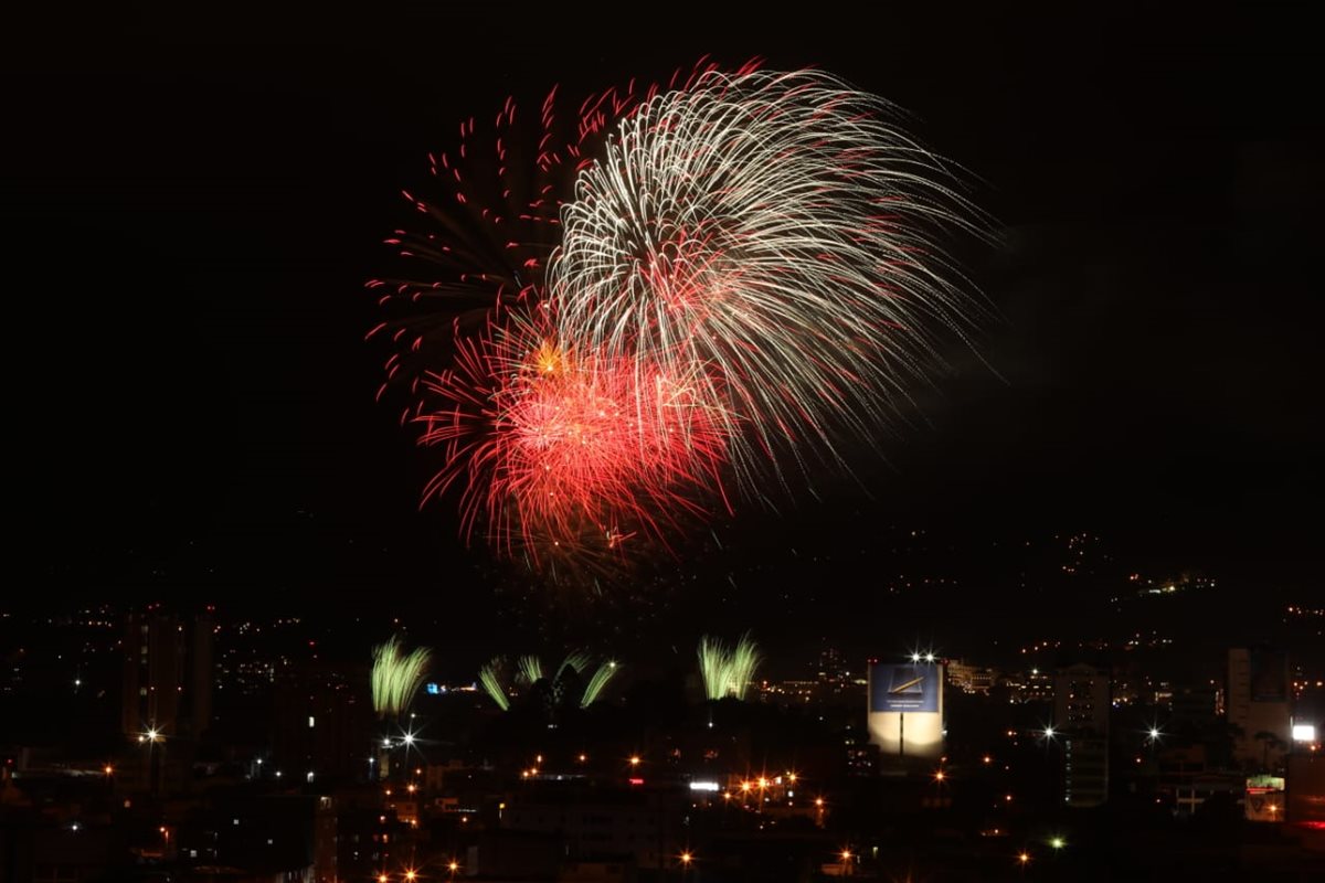 Cientos de luces pirotécnicas iluminan el cielo de la capital en el Show de Luces Campero, desde el Campo de Marte. (Foto Prensa Libre: Esbin García)