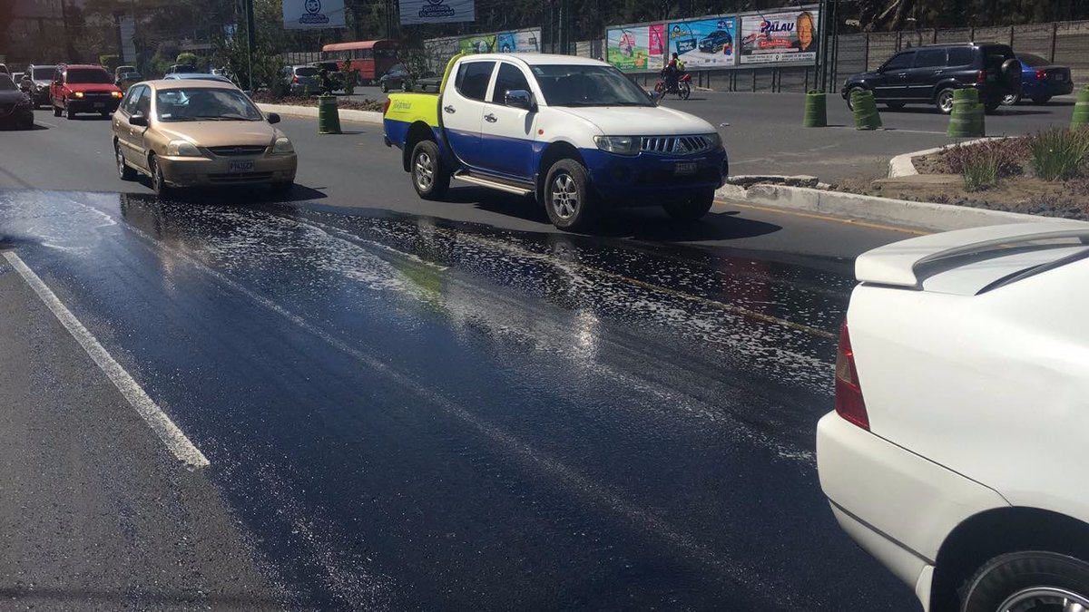 Lugar donde un tráiler derramó combustible en el kilómetro 15 de ingreso a la capital desde ruta Interamericana. (Foto Prensa Libre: Muni Mixco).