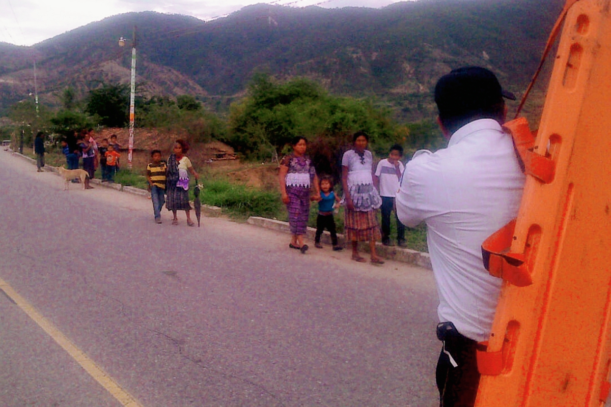 Socorristas de Sacapulas, Quiché, rescatan a niño de río. (Foto Prensa Libre: Óscar Figueroa)