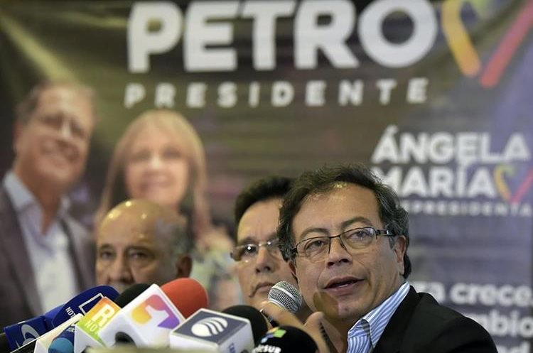 el senador Gustavo Petro,(d) exguerrillero al que el presidente electo venció en el balotaje del 17 de junio, la izquierda promete protestas públicas en rechazo al nuevo gobierno. (AFP).