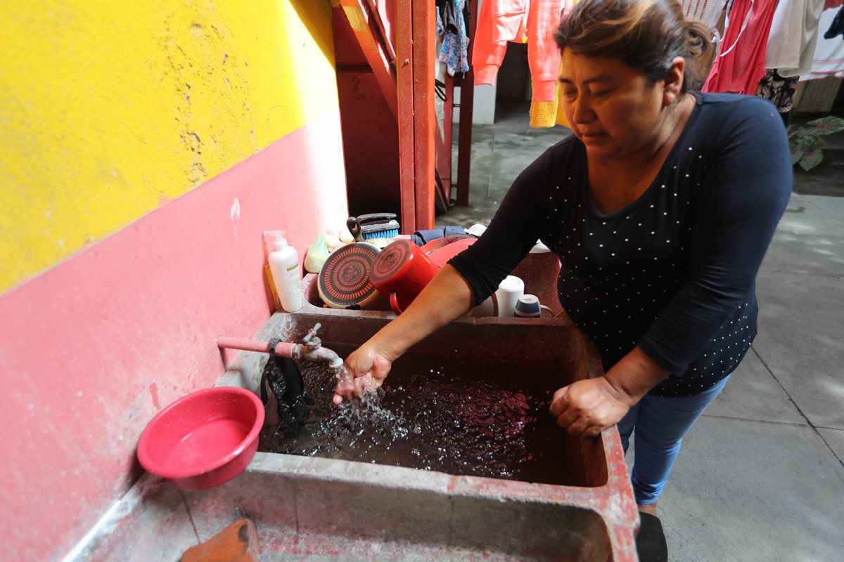 La colonia González 1, es uno de los lugares donde el agua cae más caliente.(Foto Prensa Libre: Erick Ávila)