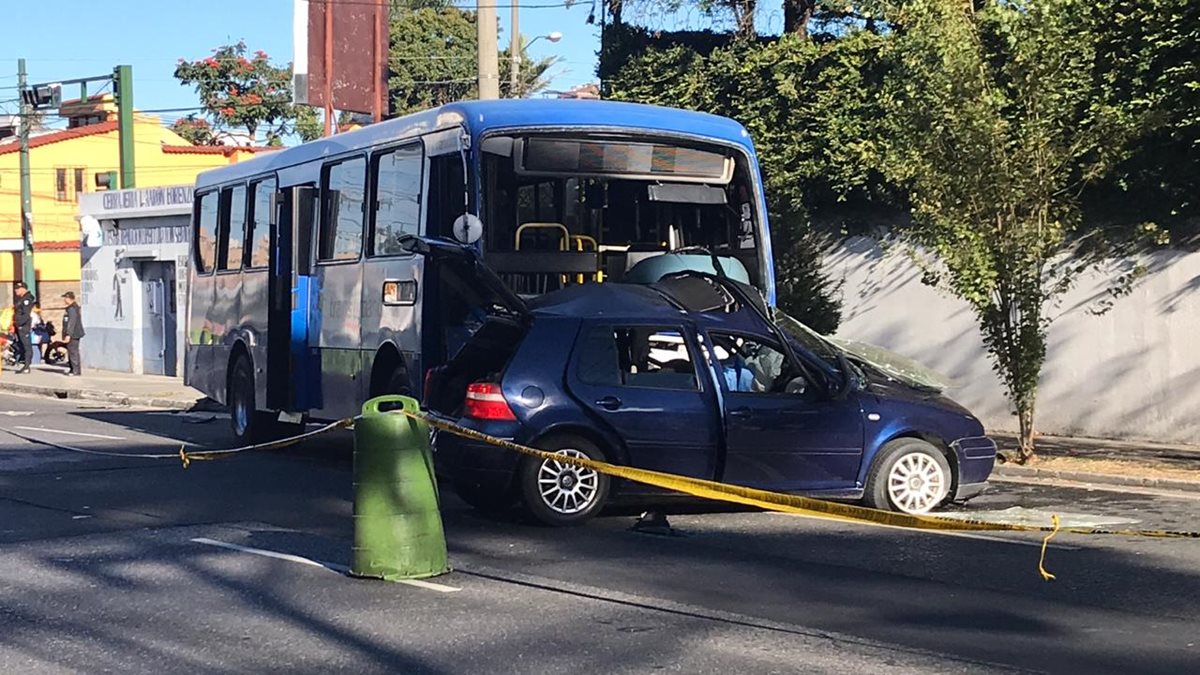 Bomberos, policías y agentes de PMT, en el lugar donde ocurrió el choque. (Foto Prensa Libre: La Red)